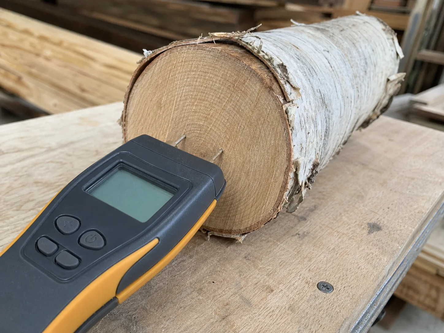 Проверка влажности дров в расколе в Молодёжном